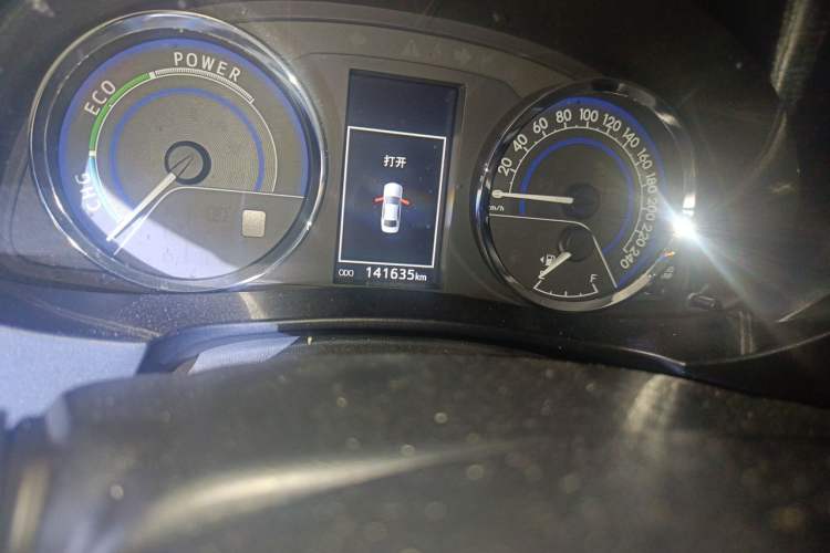 Used Toyota Levin 2016 Dual-Engine 1.8H GS E-CVT Elite Model with Sunroof Odometer Close Up