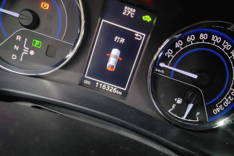 Used Toyota Levin 2016 Dual-Engine 1.8H GS E-CVT Elite Model with Sunroof Odometer Close Up
