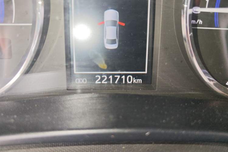 Used Toyota Levin 2016 Dual-Engine 1.8H GS E-CVT Elite Model with Sunroof Odometer Close Up