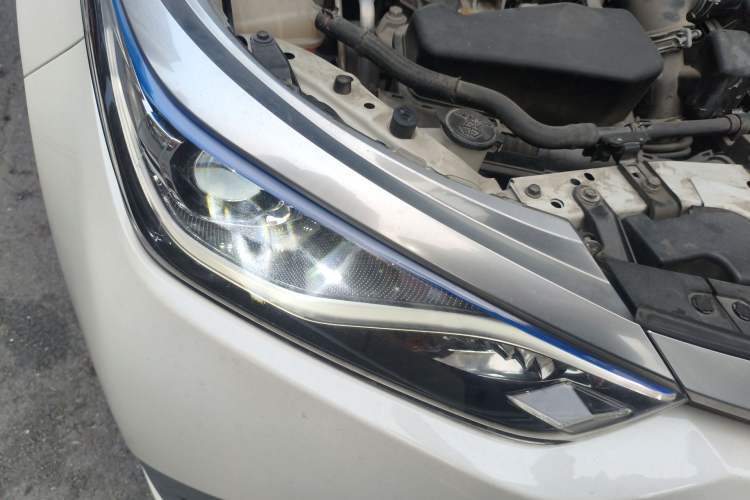 Used Toyota Levin 2016 Dual-Engine 1.8H GS E-CVT Elite Model with Sunroof Right Front Headlight