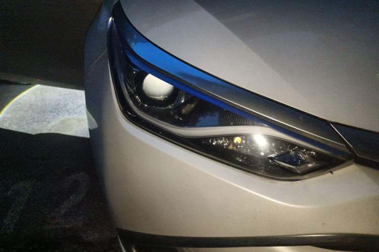 Used Toyota Levin 2016 Dual-Engine 1.8H GS E-CVT Elite Model with Sunroof Right Front Headlight