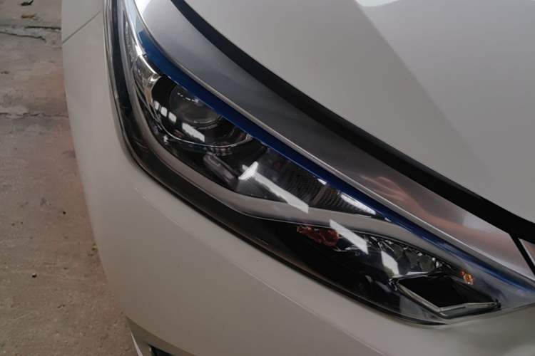 Used Toyota Levin 2016 Dual-Engine 1.8H GS E-CVT Elite Model with Sunroof Right Front Headlight