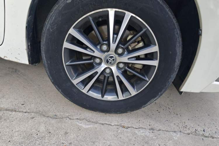 Used Toyota Levin 2016 Dual-Engine 1.8H GS E-CVT Elite Model with Sunroof Right Front Wheel Hub