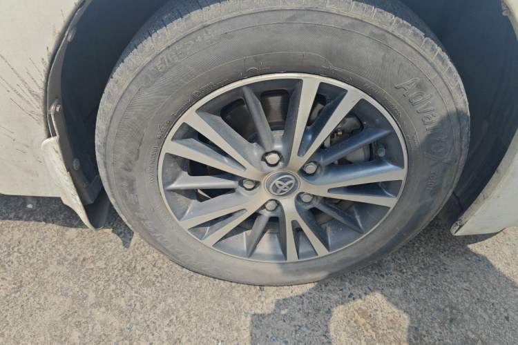 Used Toyota Levin 2016 Dual-Engine 1.8H GS E-CVT Elite Model with Sunroof Right Front Wheel Hub