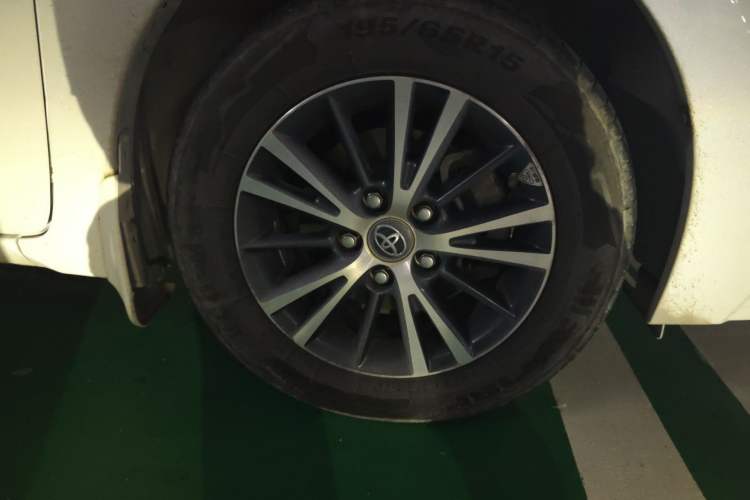 Used Toyota Levin 2016 Dual-Engine 1.8H GS E-CVT Elite Model with Sunroof Right Front Wheel Hub