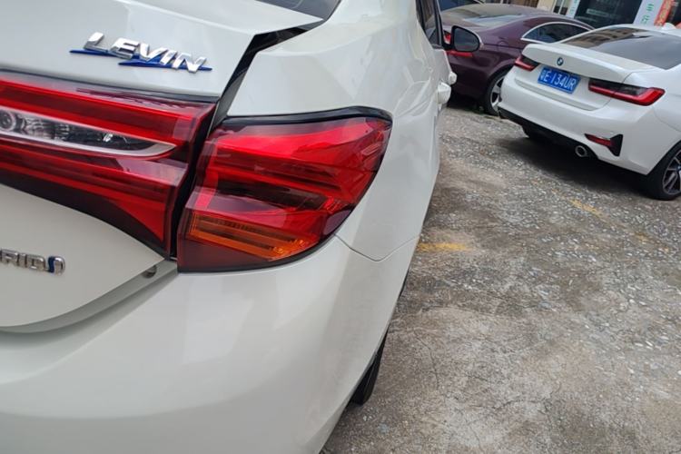 Used Toyota Levin 2016 Dual-Engine 1.8H GS E-CVT Elite Model with Sunroof Right Rear Taillight