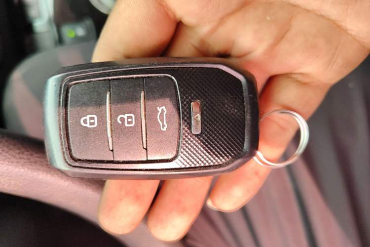 Used Toyota Levin 2016 Dual-Engine 1.8H GS E-CVT Elite Model with Sunroof Vehicle Key