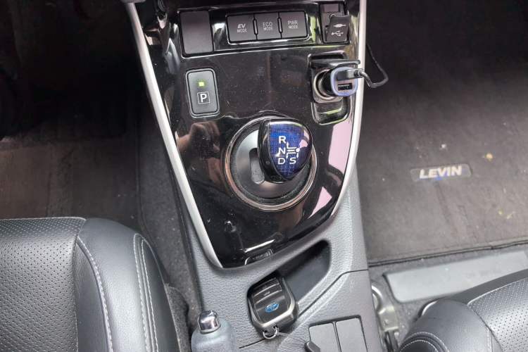 Used Toyota Levin 2017 Revised Dual-Engine 1.8H GS-L E-CVT Leading Edition China V Standard Gear Lever