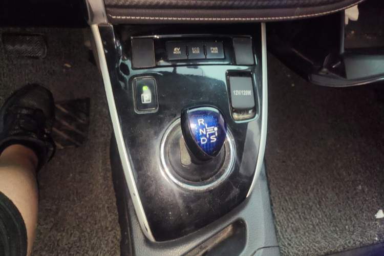 Used Toyota Levin 2017 Revised Dual-Engine 1.8H GS E-CVT Elite Sunroof Version China V Standard Gear Lever