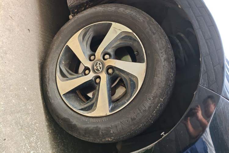 Used Toyota Levin 2017 Revised Dual-Engine 1.8H GS E-CVT Elite Sunroof Version China V Standard Right Front Wheel Hub