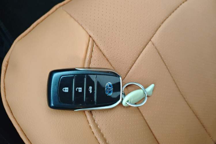 Used Toyota Levin 2017 Revised Dual-Engine 1.8H GS E-CVT Elite Sunroof Version China V Standard Vehicle Key