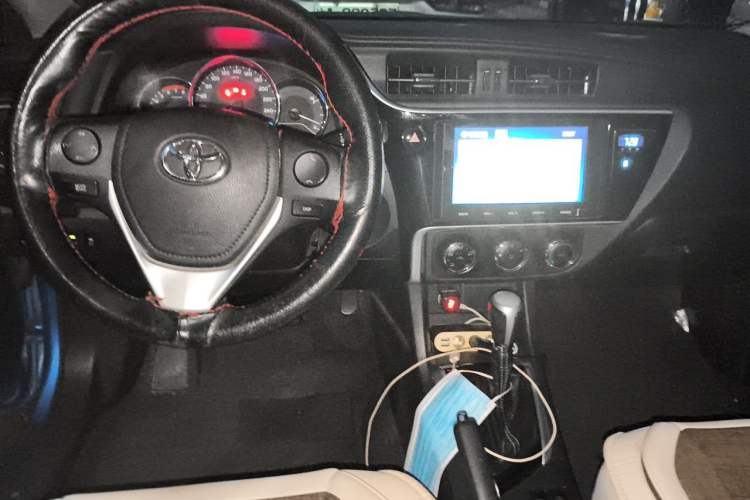 Used Toyota Levin 2017 Revised Version 185T CVT Elite Edition China VI Standard Center Console
