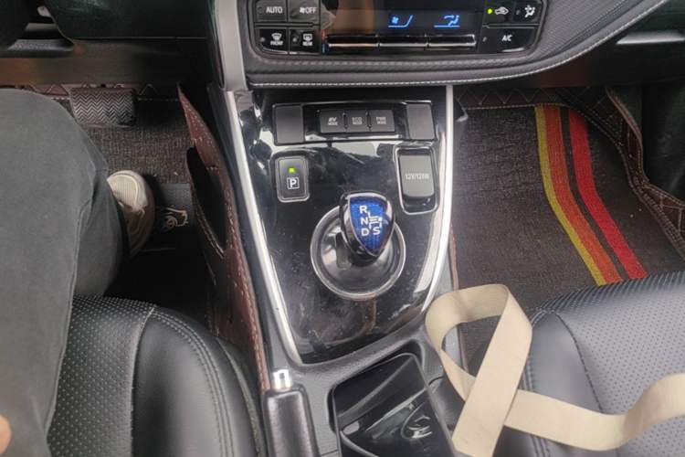 Used Toyota Levin 2017 Revised Dual-Engine 1.8H GS E-CVT Elite Sunroof Version China V Standard Gear Lever