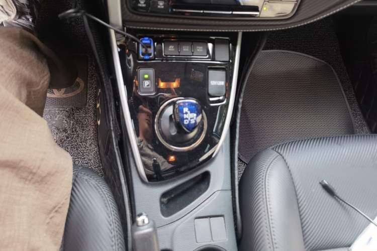 Used Toyota Levin 2017 Revised Dual-Engine 1.8H GS E-CVT Elite Sunroof Version China V Standard Gear Lever