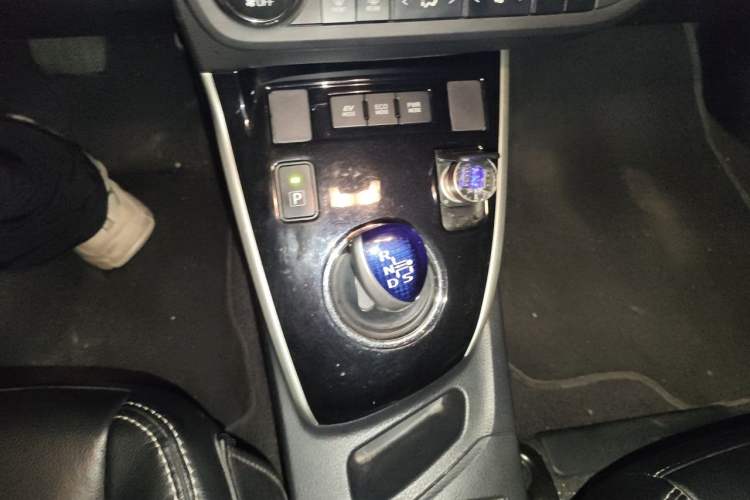Used Toyota Levin 2017 Revised Dual-Engine 1.8H GS E-CVT Elite Sunroof Version China V Standard Gear Lever