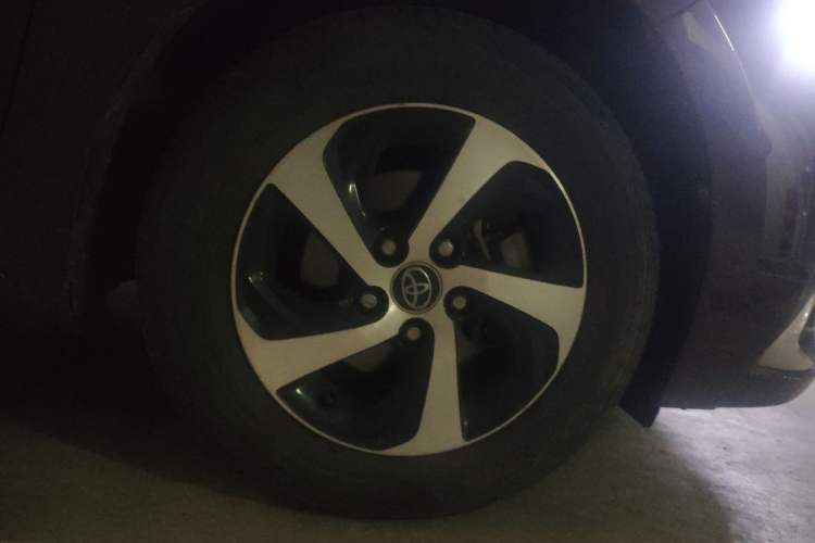 Used Toyota Levin 2017 Revised Dual-Engine 1.8H GS E-CVT Elite Sunroof Version China V Standard Right Front Wheel Hub