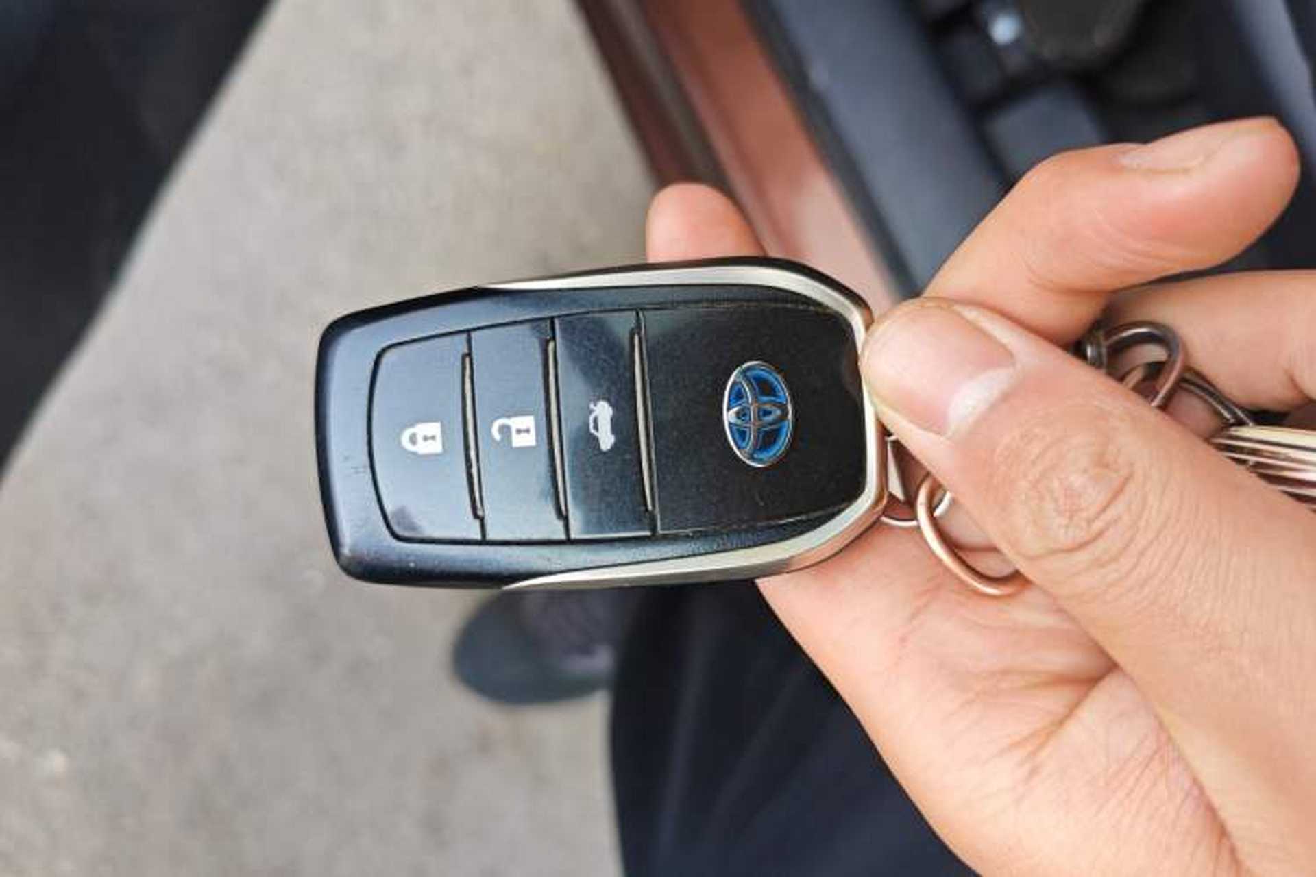 Used Toyota Levin 2017 Revised Dual-Engine 1.8H GS E-CVT Elite Sunroof Version China V Standard Vehicle Key