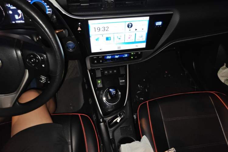 Used Toyota Levin 2017 Revised Dual-Engine 1.8H GS E-CVT Elite Sunroof Version China V Standard Audio And AC Panel