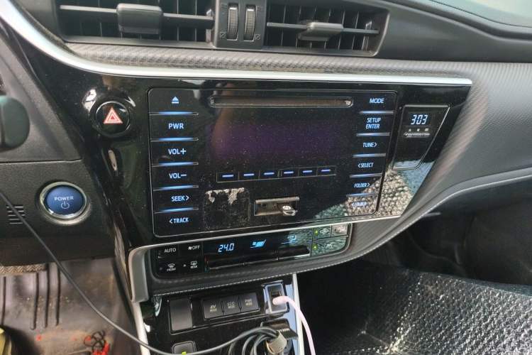 Used Toyota Levin 2017 Revised Dual-Engine 1.8H GS E-CVT Elite Sunroof Version China V Standard Audio And AC Panel