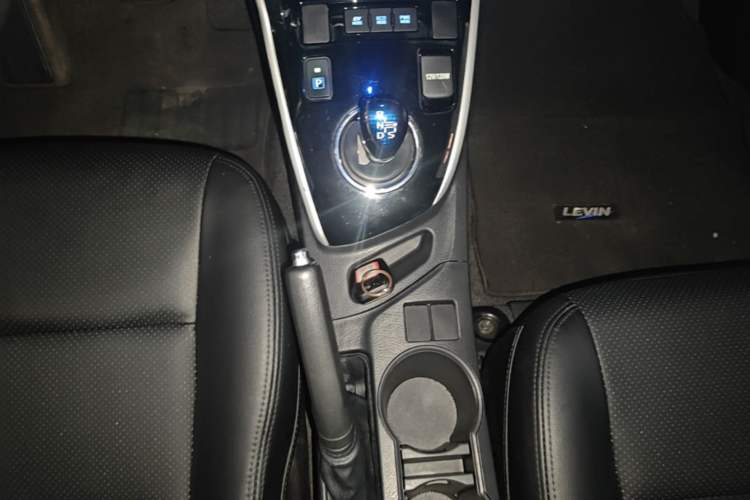 Used Toyota Levin 2017 Revised Dual-Engine 1.8H GS E-CVT Elite Sunroof Version China VI Standard Gear Lever