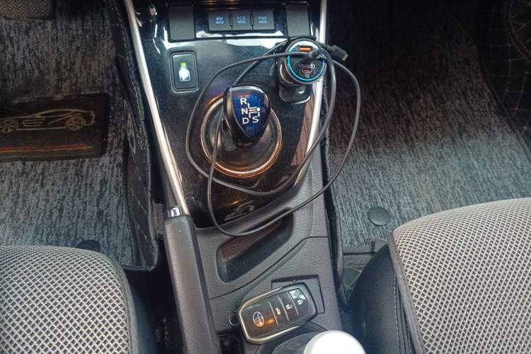 Used Toyota Levin 2017 Revised Dual-Engine 1.8H GS E-CVT Elite Sunroof Version China V Standard Gear Lever