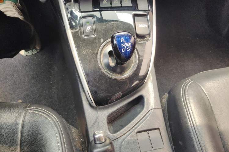 Used Toyota Levin 2017 Revised Dual-Engine 1.8H GS E-CVT Elite Sunroof Version China V Standard Gear Lever