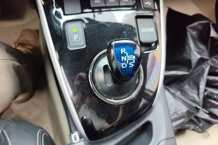 Used Toyota Levin 2017 Revised Dual-Engine 1.8H V E-CVT Luxury Edition China V Standard Gear Lever
