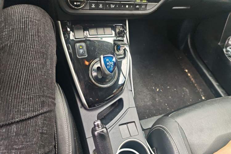 Used Toyota Levin 2017 Revised Dual-Engine 1.8H GS-L E-CVT Leading Edition China V Standard Gear Lever