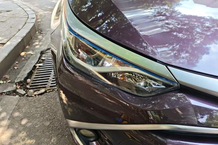 Used Toyota Levin 2017 Revised Dual-Engine 1.8H GS E-CVT Elite Sunroof Version China V Standard Right Front Headlight