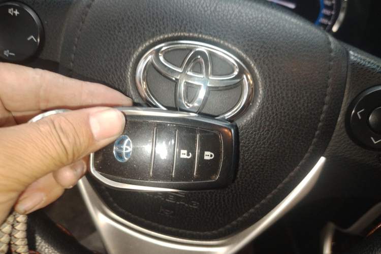 Used Toyota Levin 2017 Revised Dual-Engine 1.8H GS E-CVT Elite Sunroof Version China V Standard Vehicle Key