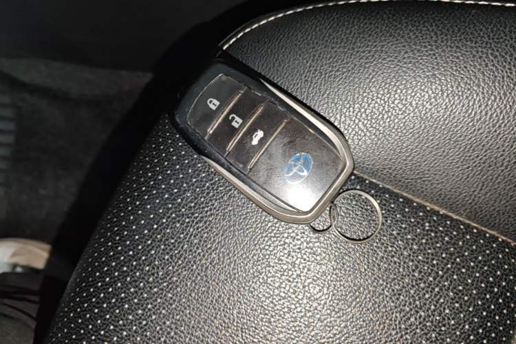 Used Toyota Levin 2017 Revised Dual-Engine 1.8H GS E-CVT Elite Sunroof Version China V Standard Vehicle Key