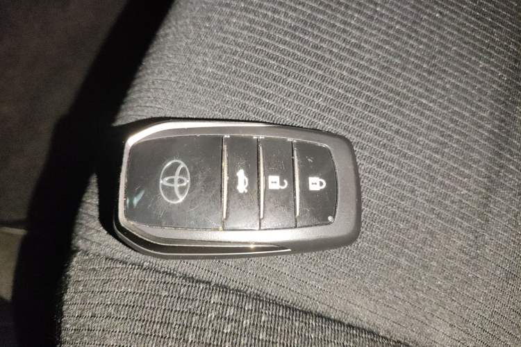 Used Toyota Levin 2017 Revised Dual-Engine 1.8H GS E-CVT Elite Sunroof Version China V Standard Vehicle Key