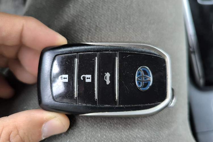 Used Toyota Levin 2017 Revised Dual-Engine 1.8H GS E-CVT Elite Sunroof Version China V Standard Vehicle Key