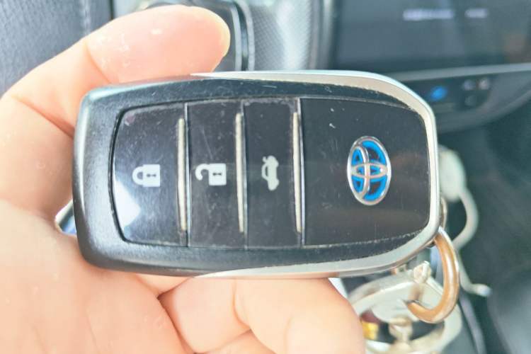 Used Toyota Levin 2017 Revised Dual-Engine 1.8H GS E-CVT Elite Sunroof Version China V Standard Vehicle Key