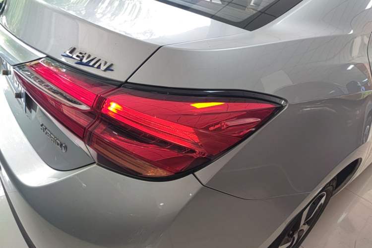 Used Toyota Levin 2017 Revised Dual-Engine 1.8H GS E-CVT Elite Sunroof Version China V Standard Exterior 3