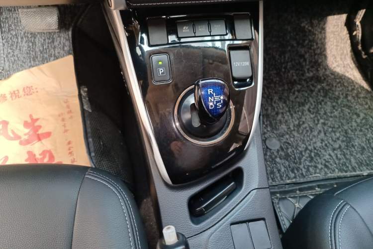 Used Toyota Levin 2017 Revised Dual-Engine 1.8H GS E-CVT Elite Sunroof Version China VI Standard Gear Lever
