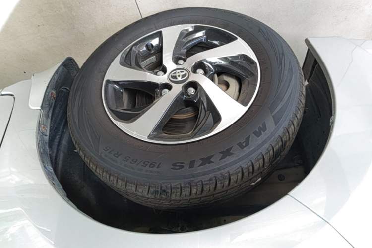 Used Toyota Levin 2017 Revised Dual-Engine 1.8H GS E-CVT Elite Sunroof Version China V Standard Left Front Wheel Hub