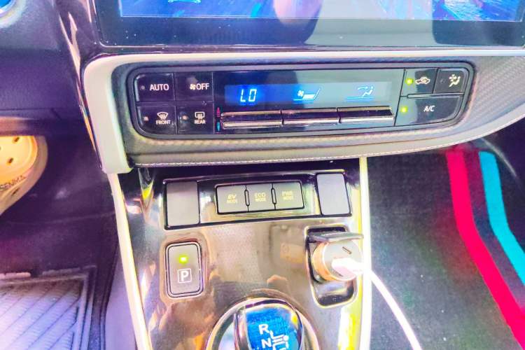 Used Toyota Levin 2017 Revised Dual-Engine 1.8H GS E-CVT Elite Sunroof Version China V Standard Audio And AC Panel