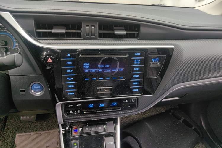 Used Toyota Levin 2017 Revised Dual-Engine 1.8H GS E-CVT Elite Sunroof Version China V Standard Audio And AC Panel