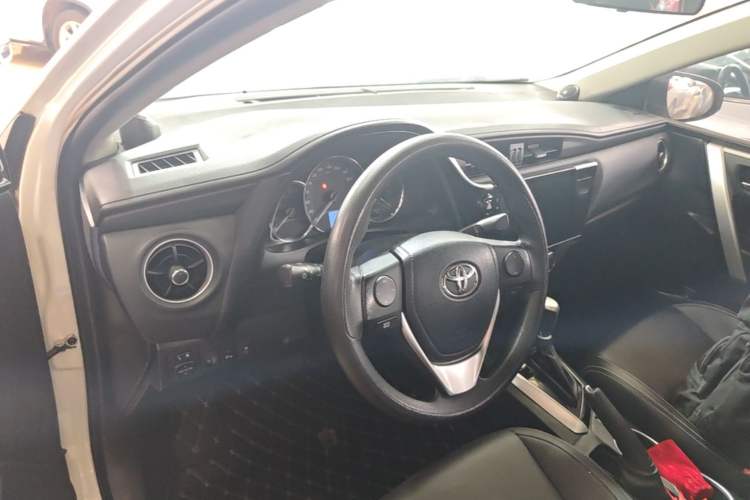 Used Toyota Levin 2017 Revised Version 185T CVT Elite Edition China VI Standard Center Console
