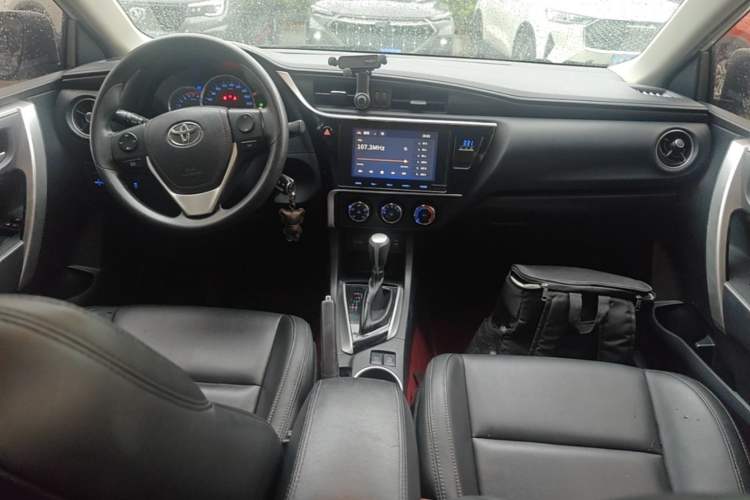 Used Toyota Levin 2017 Revised Version 185T CVT Elite Edition China VI Standard Center Console