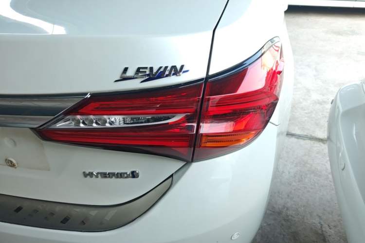 Used Toyota Levin 2017 Revised Dual-Engine 1.8H GS E-CVT Elite Sunroof Version China V Standard Exterior 3
