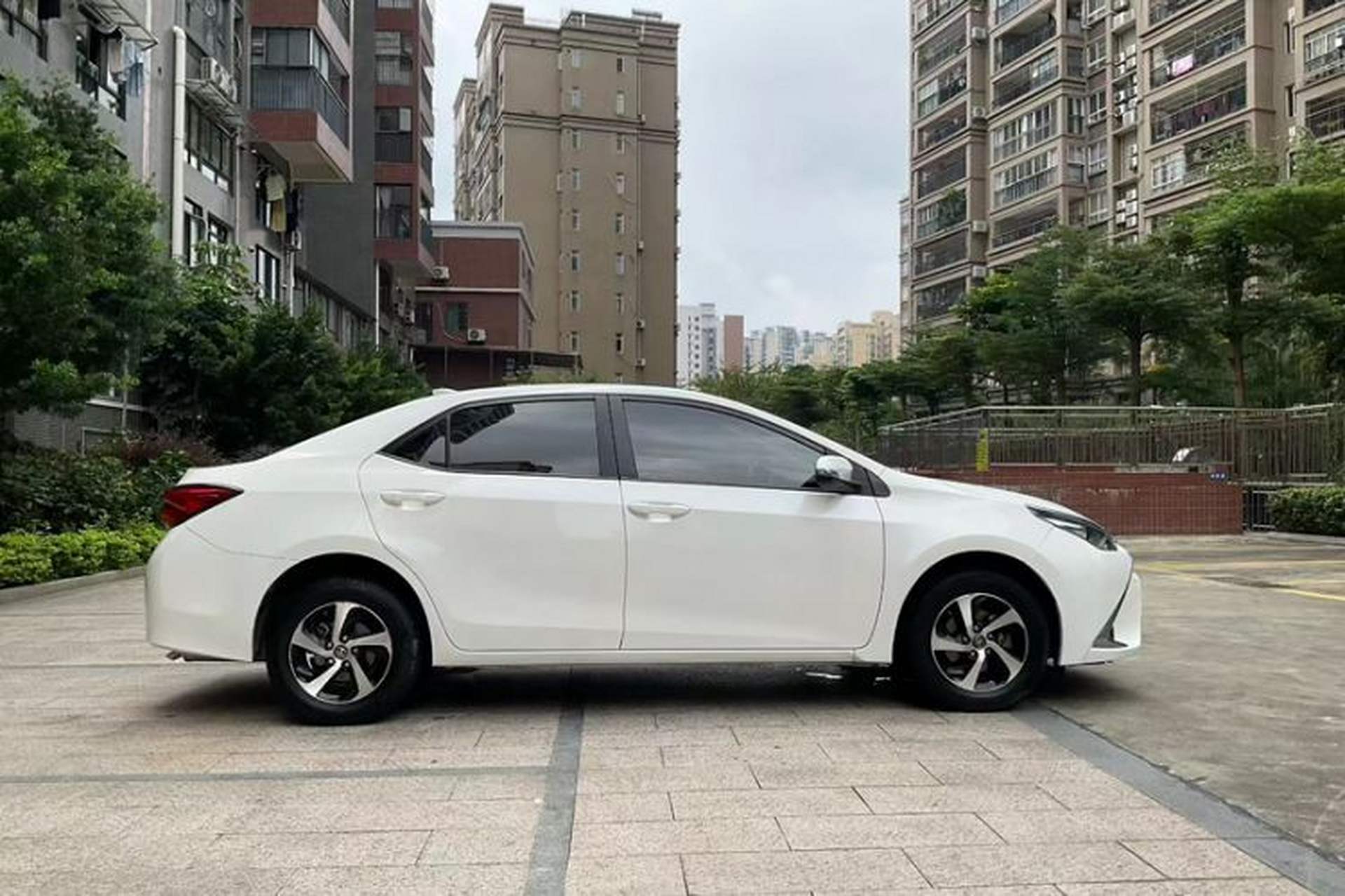 Used Toyota Levin 2017 Revised Dual-Engine 1.8H GS E-CVT Elite Sunroof Version China V Standard Exterior 3