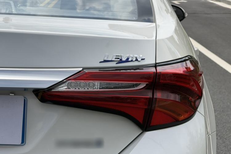 Used Toyota Levin 2017 Revised Dual-Engine 1.8H GS E-CVT Elite Sunroof Version China V Standard Exterior 9
