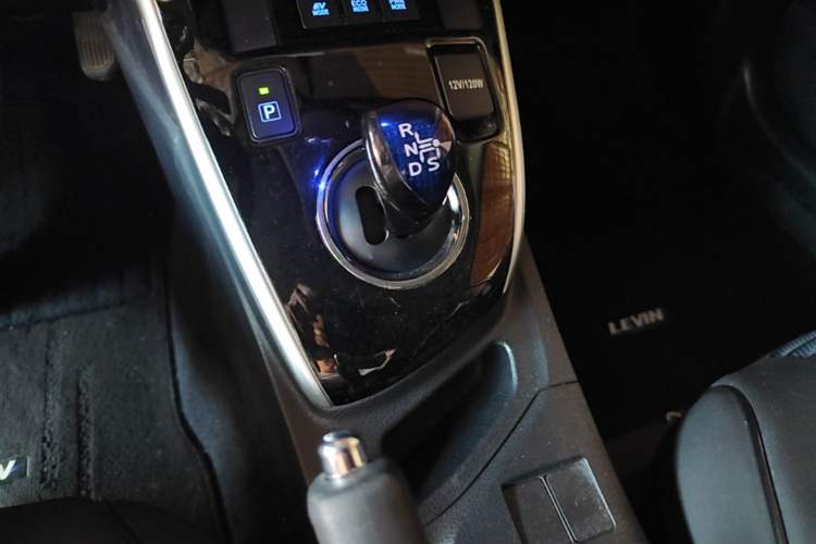 Used Toyota Levin 2017 Revised Dual-Engine 1.8H GS E-CVT Elite Sunroof Version China V Standard Gear Lever