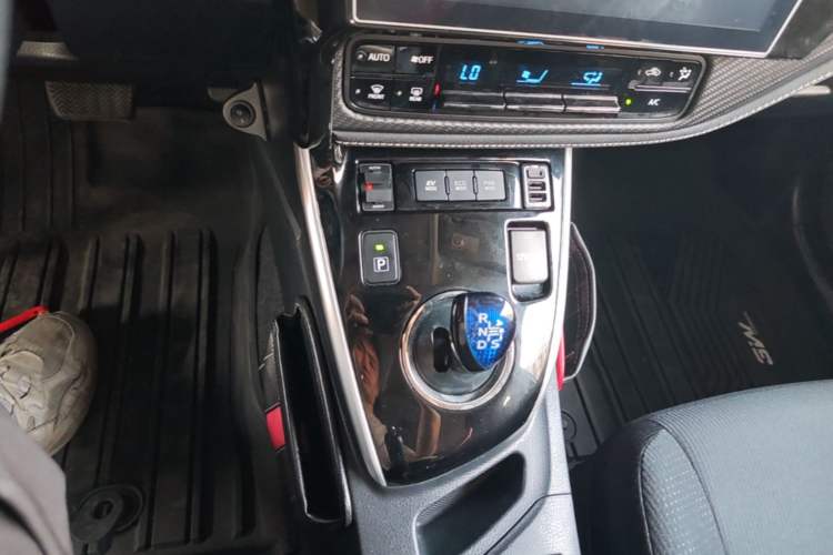 Used Toyota Levin 2017 Revised Dual-Engine 1.8H GS E-CVT Elite Sunroof Version China V Standard Gear Lever