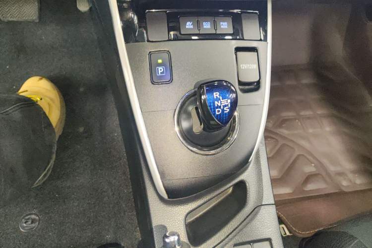 Used Toyota Levin 2017 Revised Dual-Engine 1.8H GS E-CVT Elite Sunroof Version China V Standard Gear Lever