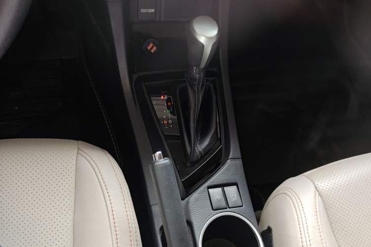 Used Toyota Levin 2017 Revised Version 185T CVT New Sharp Edition China V Standard Gear Lever