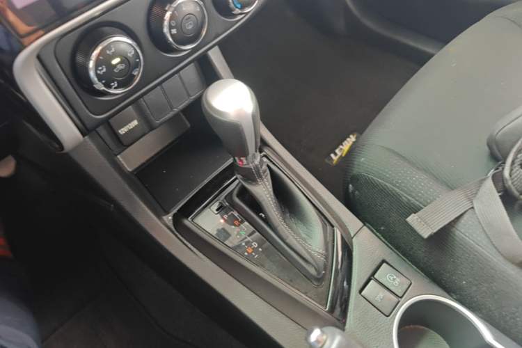Used Toyota Levin 2017 Revised Version 185T CVT New Sharp Edition China V Standard Gear Lever