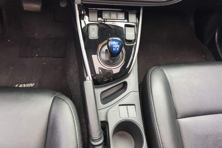 Used Toyota Levin 2017 Revised Dual-Engine 1.8H GS E-CVT Elite Sunroof Version China V Standard Gear Lever